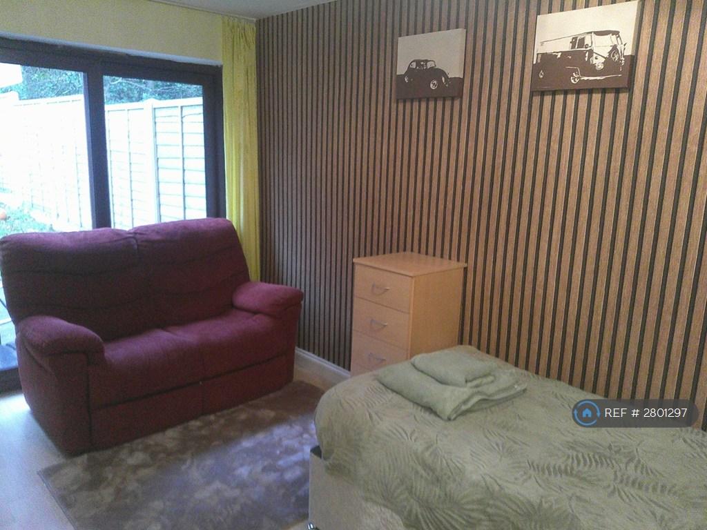 Single Bedroom/Garden Access