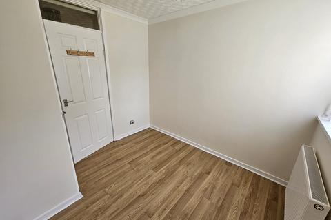 3 bedroom flat to rent, Lakeside Walk, Birmingham B23