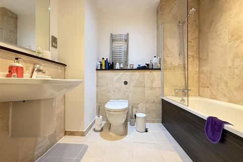 2 bedroom flat for sale, Millennium Point, 254 The Quays, Salford Quays