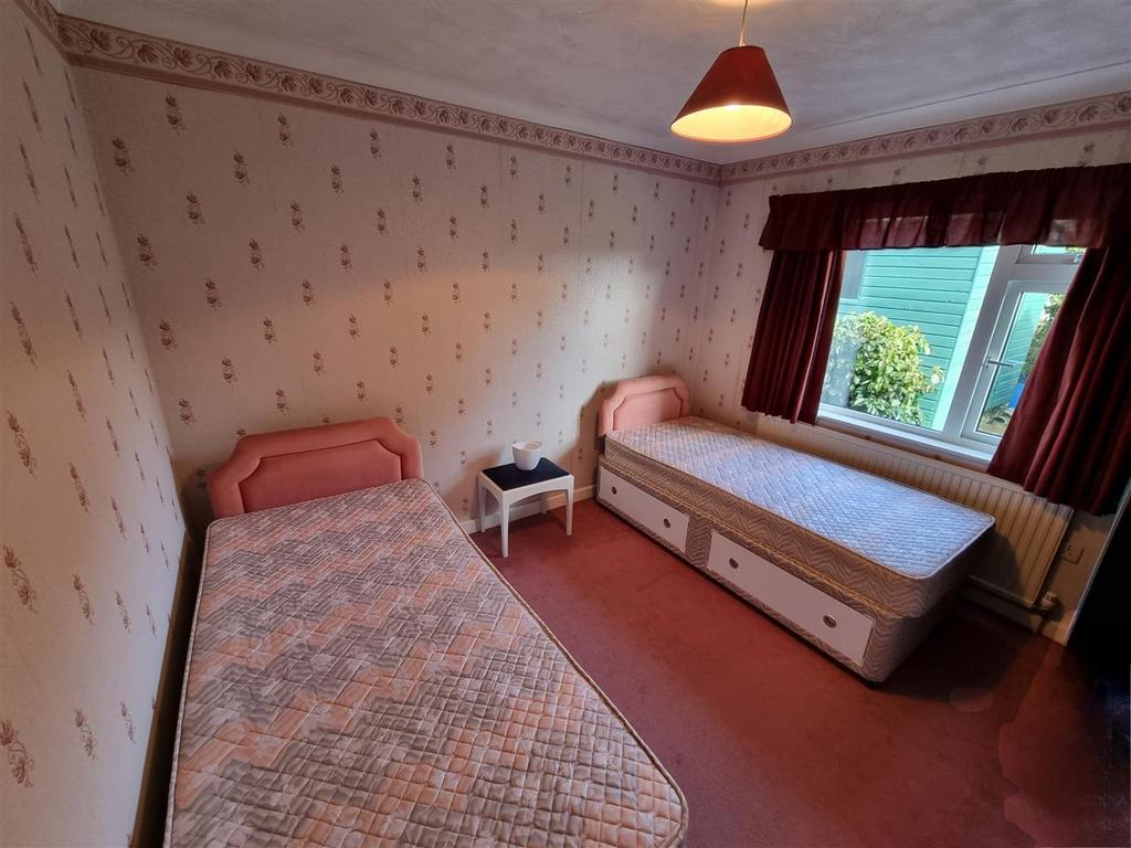 Bed 2.jpg