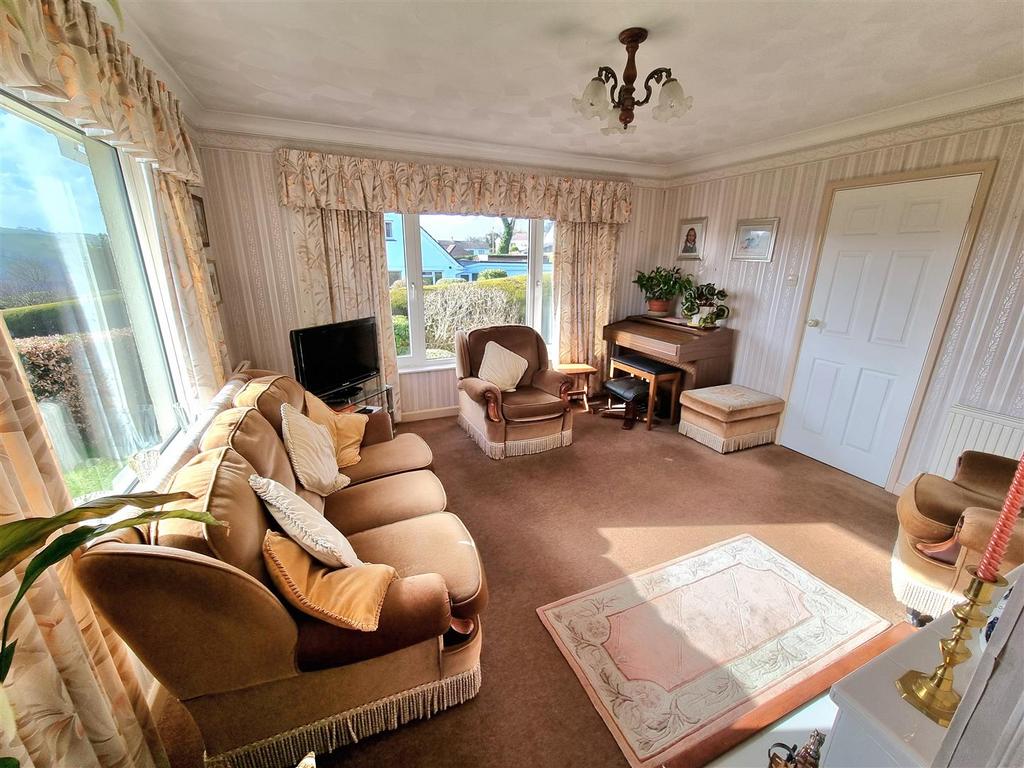 Sitting room (2).jpg