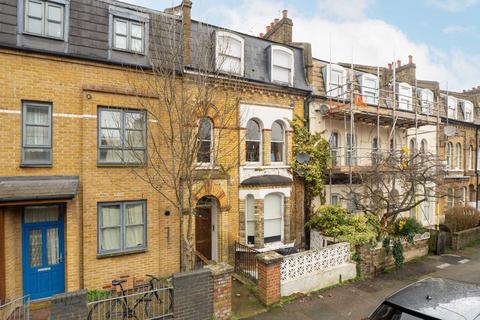 4 bedroom flat to rent, Haselrigge Road, London SW4