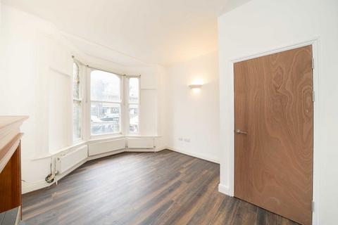 4 bedroom flat to rent, Haselrigge Road, London SW4