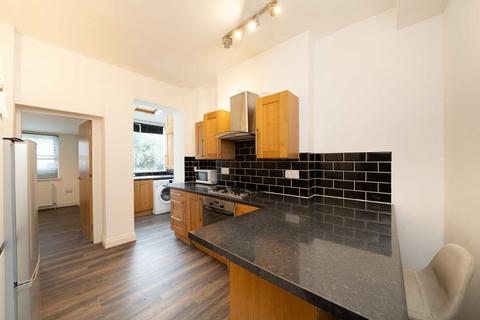 4 bedroom flat to rent, Haselrigge Road, London SW4