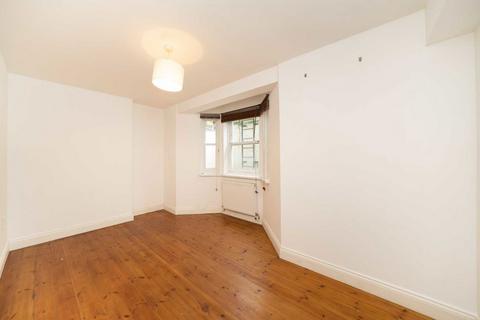 4 bedroom flat to rent, Haselrigge Road, London SW4