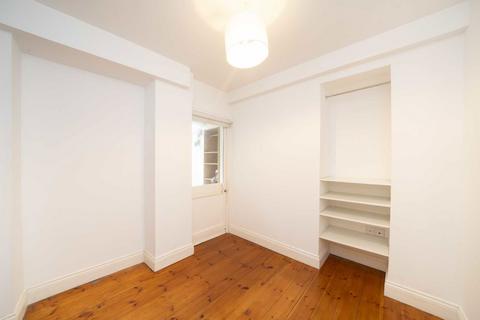 4 bedroom flat to rent, Haselrigge Road, London SW4
