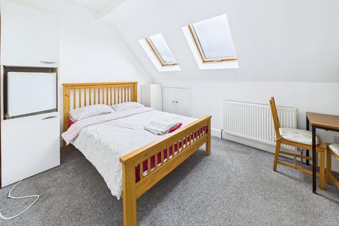 1 bedroom in a house share to rent, Manorcrofts Road, Egham, TW20