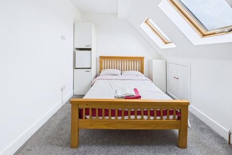 1 bedroom in a house share to rent, Manorcrofts Road, Egham, TW20