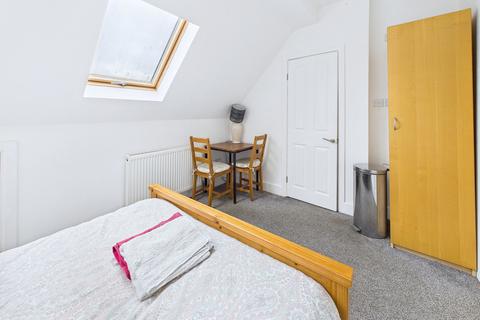 1 bedroom in a house share to rent, Manorcrofts Road, Egham, TW20