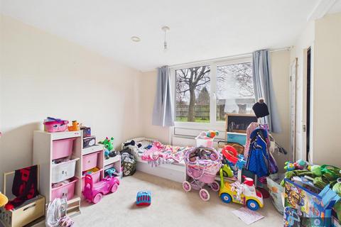 2 bedroom flat for sale, Warnham Road, Crawley RH10