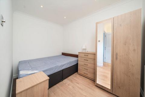 2 bedroom flat to rent, Sinclair Gardens, London W14