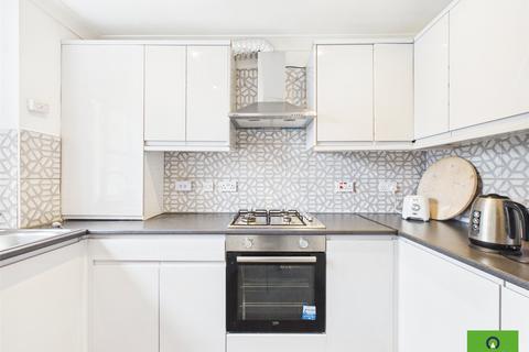 2 bedroom flat for sale, Monkwood Close, Romford RM1