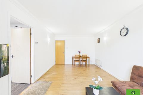2 bedroom flat for sale, Monkwood Close, Romford RM1