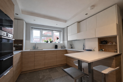 3 bedroom flat to rent, Grove Road, London SW13