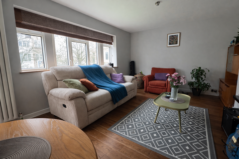 3 bedroom flat to rent, Grove Road, London SW13