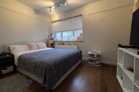 3 bedroom flat to rent, Grove Road, London SW13