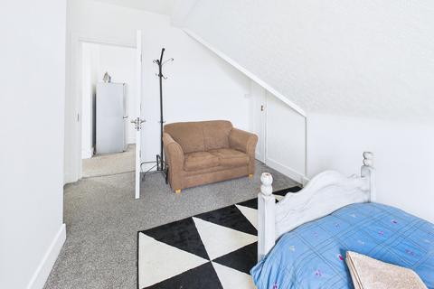 1 bedroom in a house share to rent, Manorcrofts Road, Egham, TW20