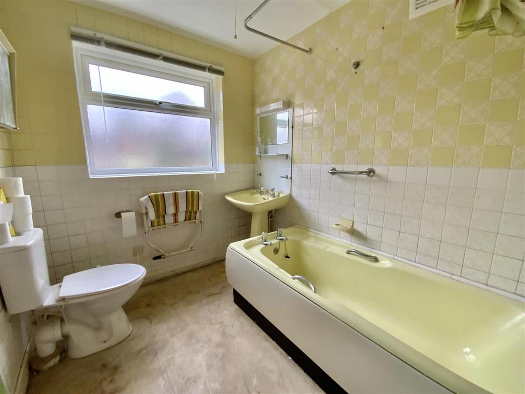 Bathroom (Ground Floor)