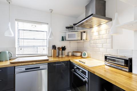 1 bedroom apartment to rent, Collinson Walk, London SE1