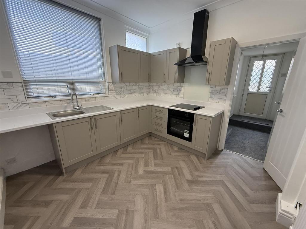 Kitchen/Breakfast Room: