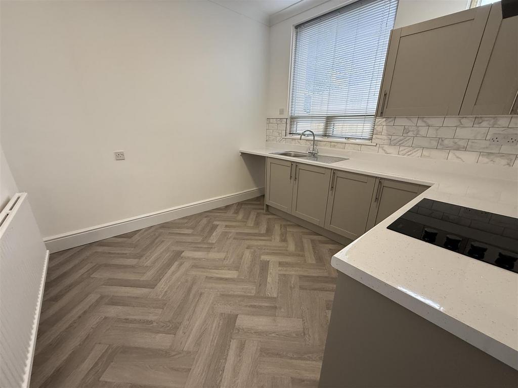 Kitchen/Breakfast Room:
