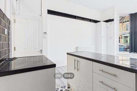 1 bedroom flat to rent, Albany Street, HU3
