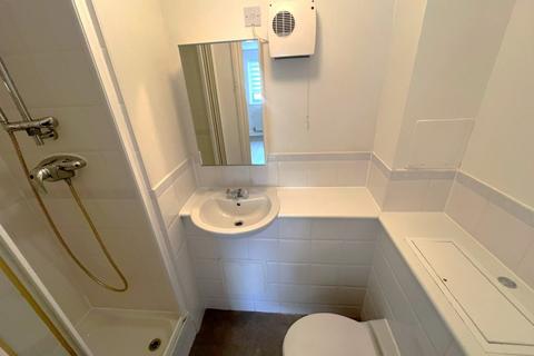 2 bedroom flat to rent, Millicent Grove