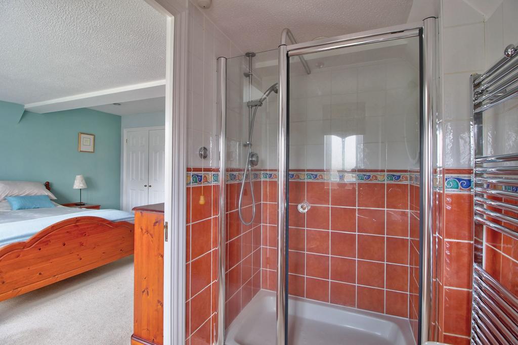 Master En-suite Bathroom