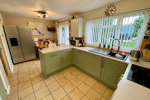 4 bedroom semi-detached house for sale, Ventnor Gardens, Luton, Bedfordshire, LU3 3SL
