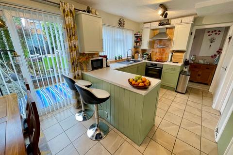 4 bedroom semi-detached house for sale, Ventnor Gardens, Luton, Bedfordshire, LU3 3SL