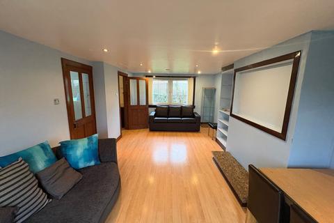 3 bedroom flat to rent, Fairway Avenue, Paisley, PA2