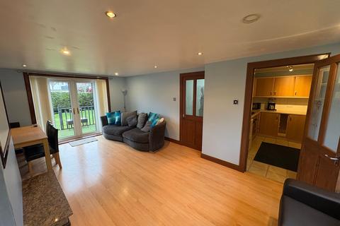 3 bedroom flat to rent, Fairway Avenue, Paisley, PA2