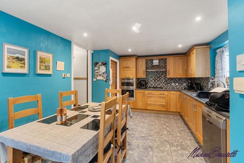 4 bedroom detached house for sale, Tweedy Street, Bradford BD15