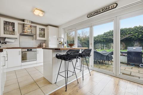 3 bedroom semi-detached bungalow for sale, Nutcombe Crescent, Rochford, SS4 1