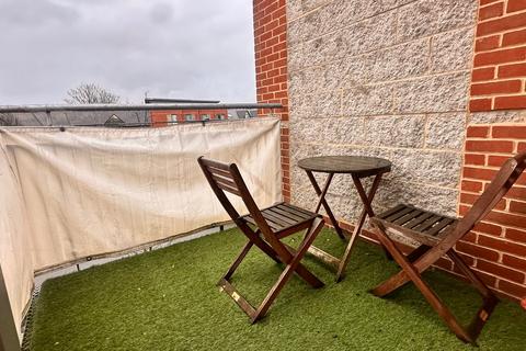 2 bedroom flat to rent, Lewin Terrace, Feltham, TW14