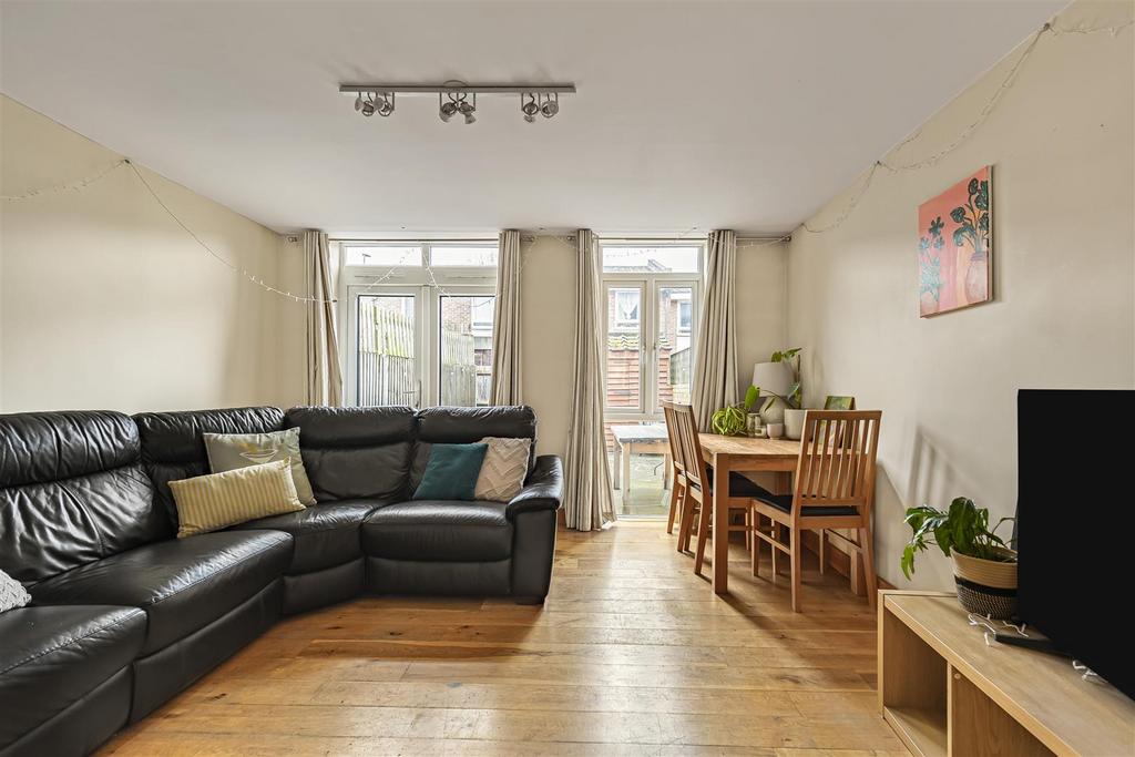 James anderson-23 willow tree close 12 .JPG
