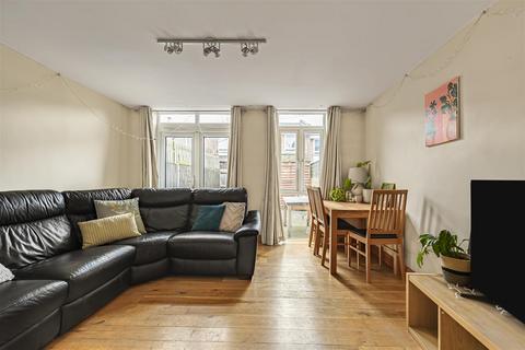 3 bedroom end of terrace house to rent, Willow Tree Close, London