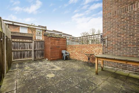 3 bedroom end of terrace house to rent, Willow Tree Close, London