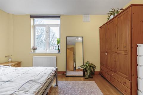 3 bedroom end of terrace house to rent, Willow Tree Close, London