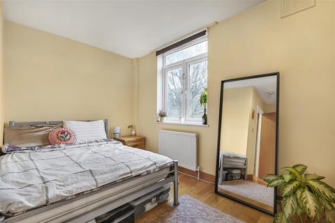 3 bedroom end of terrace house to rent, Willow Tree Close, London