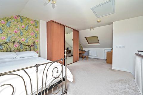 4 bedroom terraced house for sale, Dean Close, Guildford GU12
