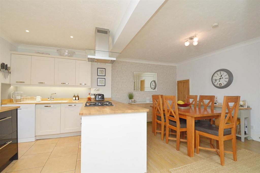Kitchen2.jpg
