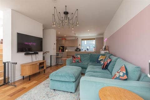 4 bedroom townhouse for sale, Solar Avenue, Leeds LS9