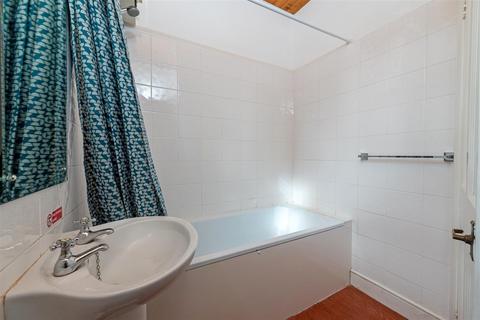 Studio to rent, West Hill, London