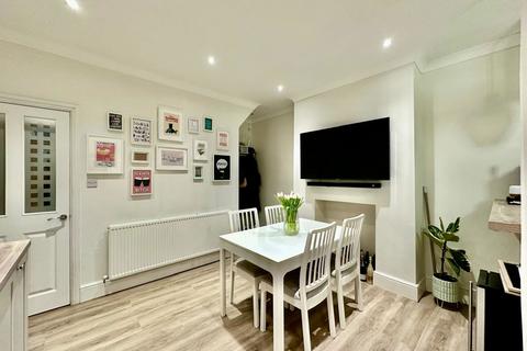 2 bedroom terraced house to rent, Thomson Road, Manchester M18