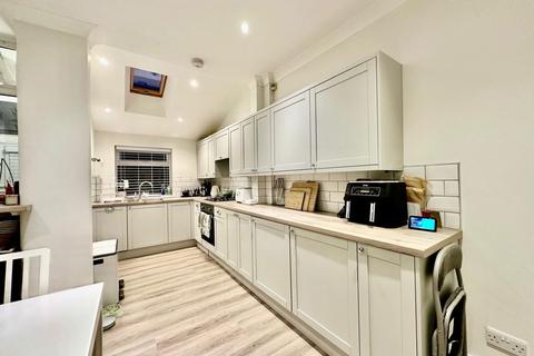 2 bedroom terraced house to rent, Thomson Road, Manchester M18