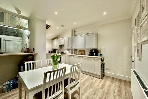 2 bedroom terraced house to rent, Thomson Road, Manchester M18