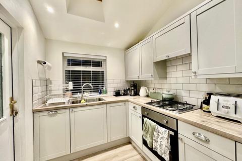 2 bedroom terraced house to rent, Thomson Road, Manchester M18