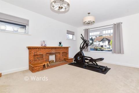 4 bedroom detached house for sale, Pear Tree Lane, Maidstone ME15