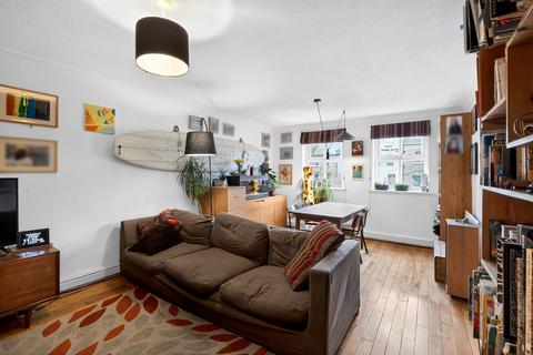 2 bedroom flat for sale, Vauxhall Grove, London, SW8